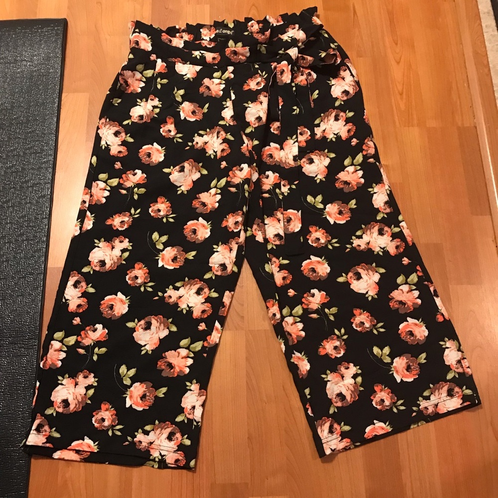 Tie-Waist Floral Capri Pants